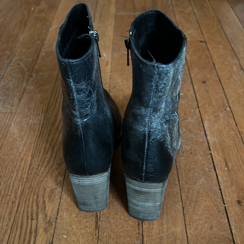 Diva True Distressed side zip bootie. Size 9.5. Lightly cushioned insole. - Picture 3 of 5